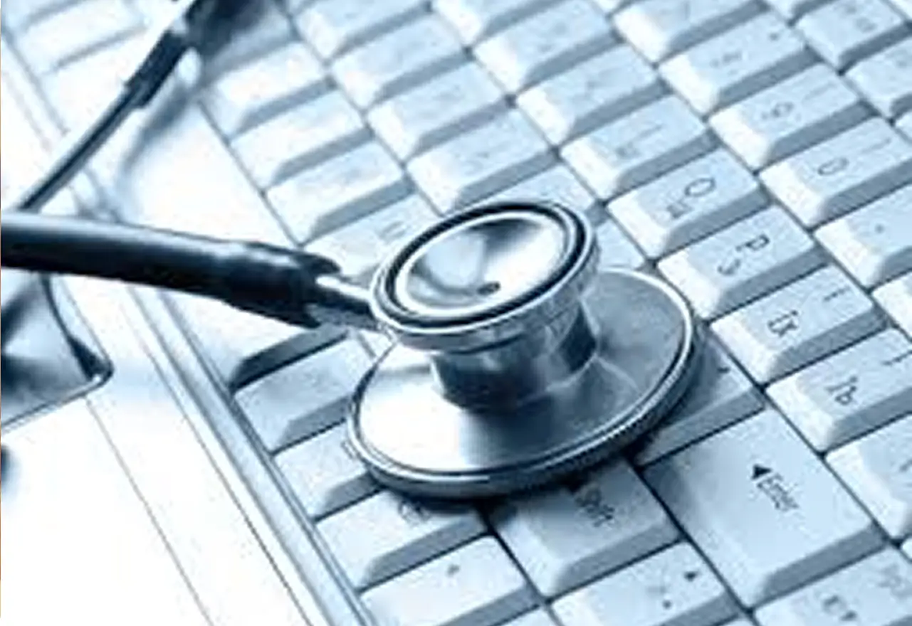 Stéthoscope posé sur un clavier d'ordinateur