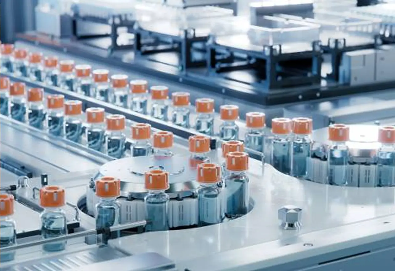 Ligne de conditionnement de flacons dans une usine pharmaceutique